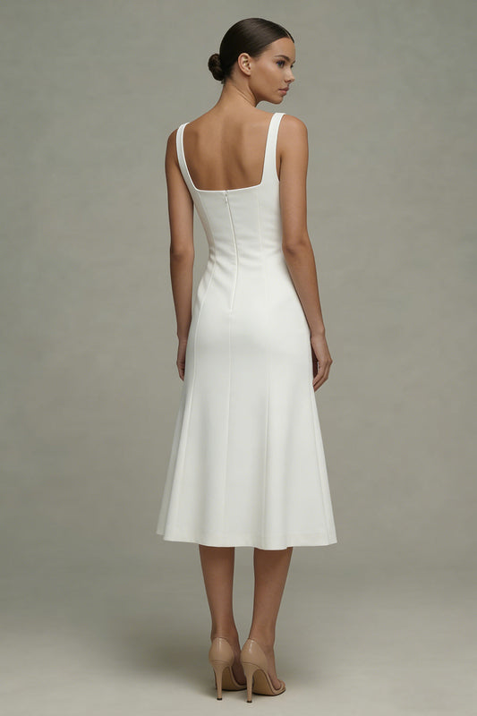 Robe trapèze midi en satin blanc avec col carré pour dîner de répétition