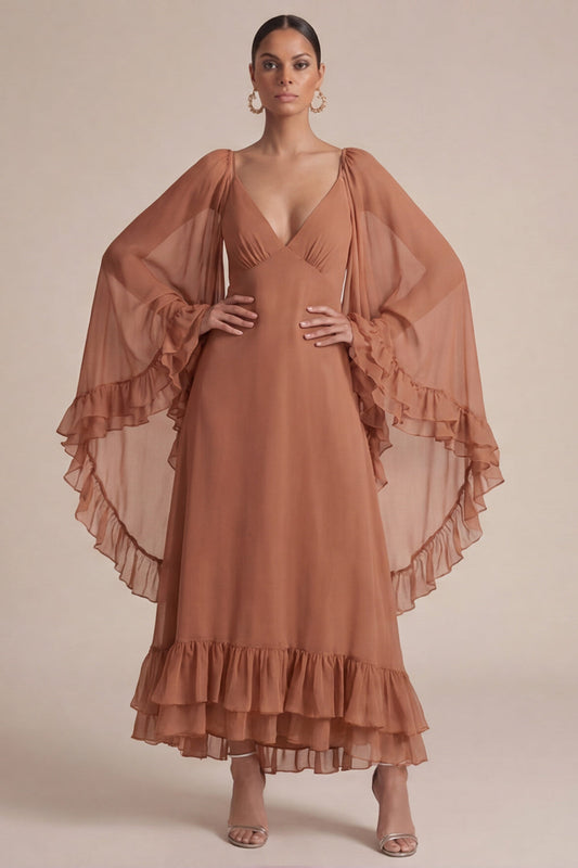 Robe longue marron évasée à volants et col en V pour invitée de mariage avec cape