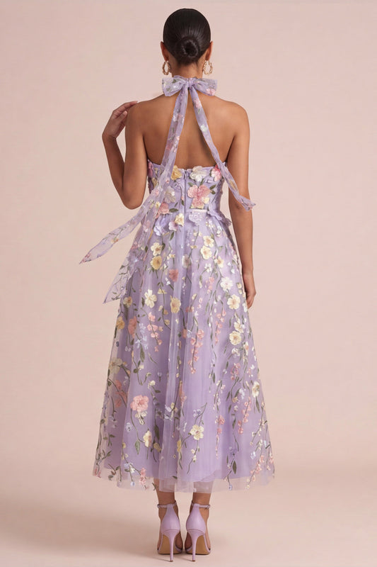 Robe midi lilas à volants avec application dos nu coupe trapèze, découpes et fleurs en 3D