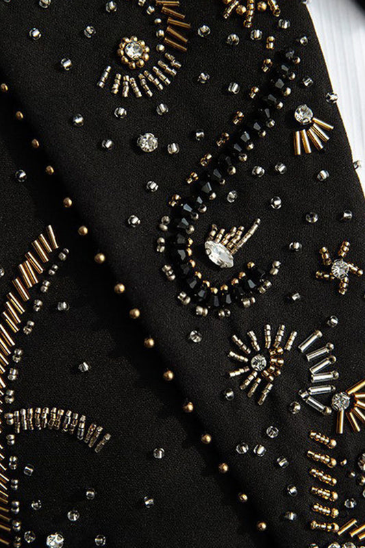 Blazer de hombre negro con solapa de pico y abalorios, un botón
