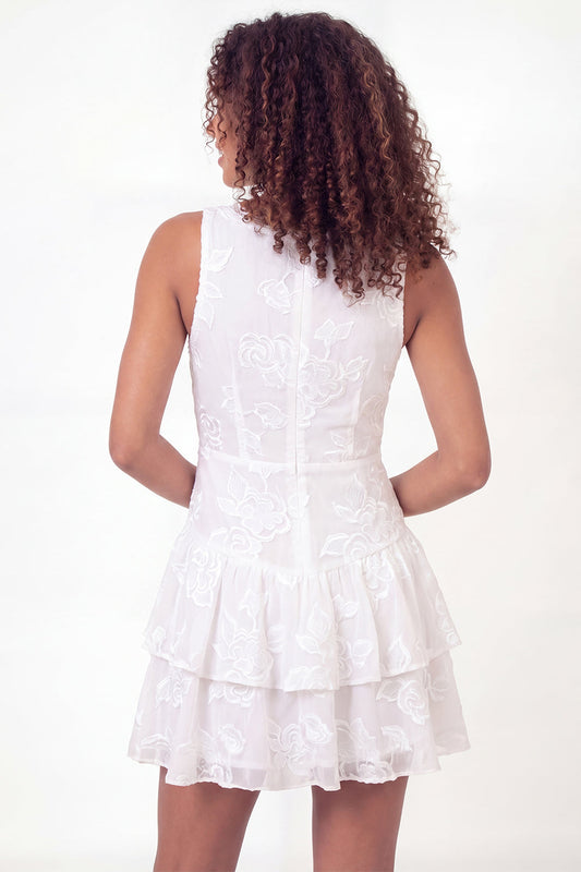Vestido de graduación mini con cuello en V, volantes y estampado floral blanco, corte A