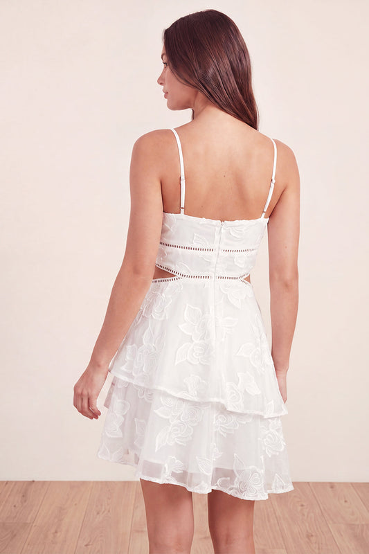 Vestido corto de graduación floral con cortes y superposiciones en A de color blanco