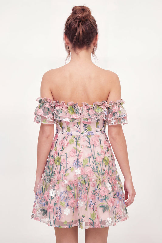 Robe de bal de fin d'études rose courte trapèze brodée en tulle à épaules dénudées