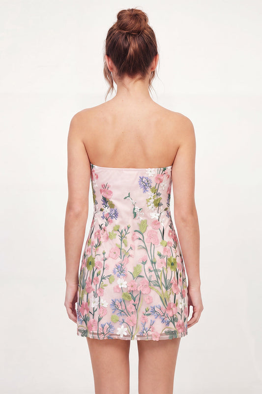 Robe de cocktail rose brodée courte, bustier, fleurie en tulle moulante