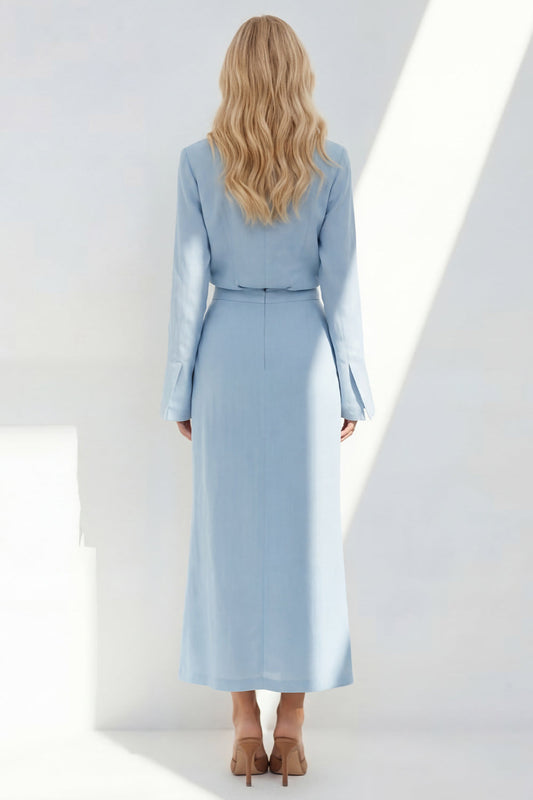 Robe tailleur deux pièces bleue à manches longues et revers crantés