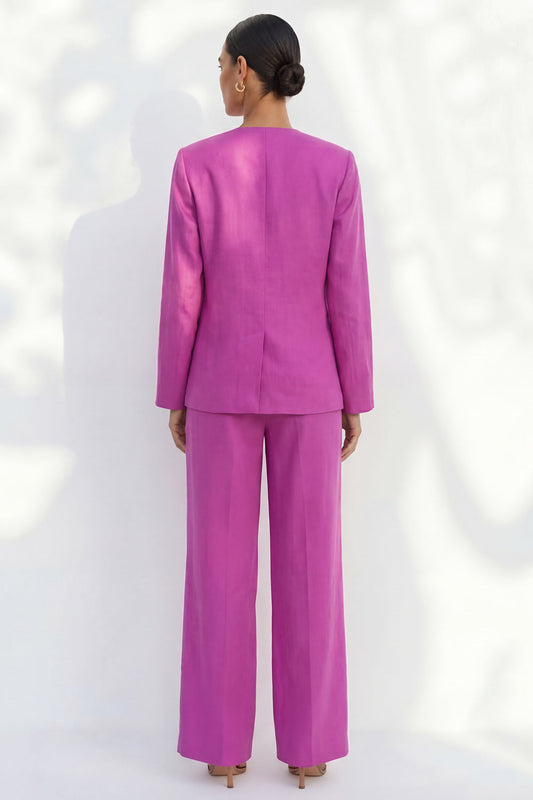 Tailleur long femme en satin fuchsia avec col en V et un bouton