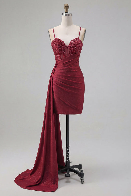 Vestido corto de fiesta borgoña ajustado con corsé, fruncido, con abalorios y capa lateral