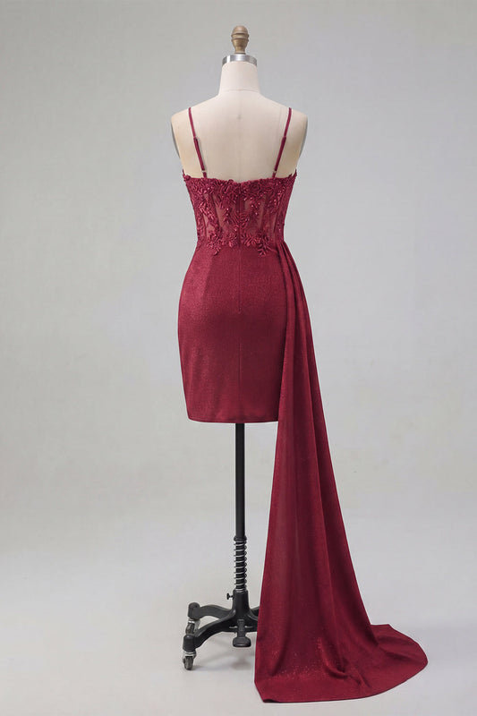 Vestido corto de fiesta borgoña ajustado con corsé, fruncido, con abalorios y capa lateral