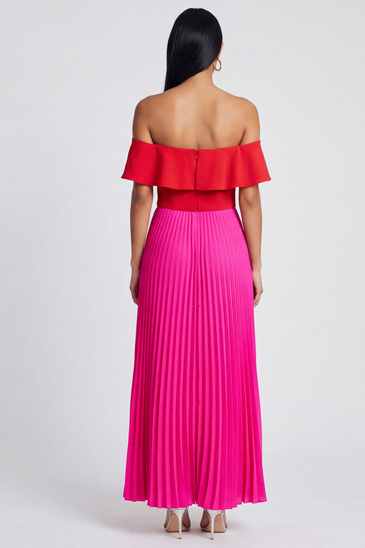 Robe longue plissée fuchsia et rouge à volants avec épaules dénudées et coupe trapèze