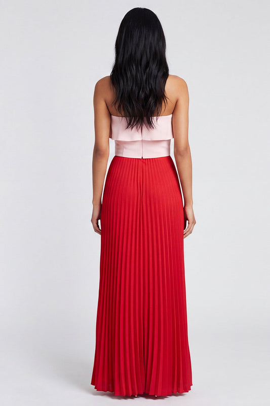 Robe longue plissée rose et rouge à volants avec épaules dénudées