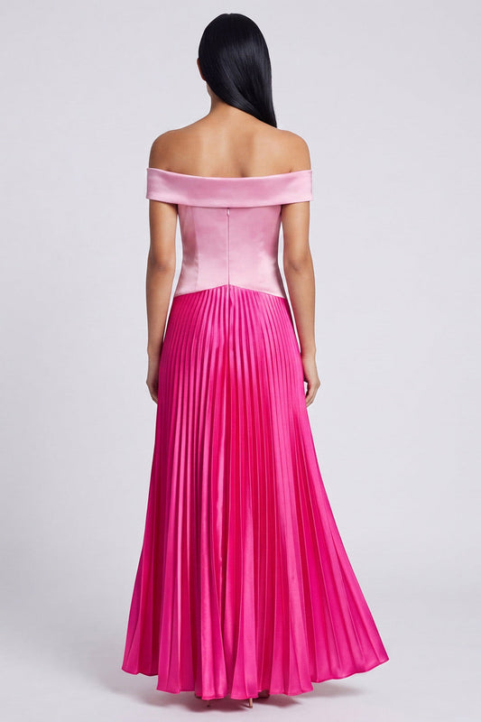 Robe longue plissée rose et fuchsia en satin coupe trapèze et épaules dénudées