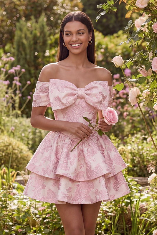 Robe de cocktail mini rose en jacquard, coupe trapèze, épaules dénudées, à volants et nœud