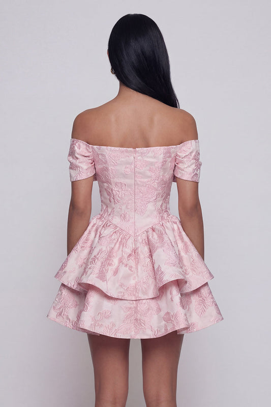 Robe de cocktail mini rose en jacquard, coupe trapèze, épaules dénudées, à volants et nœud