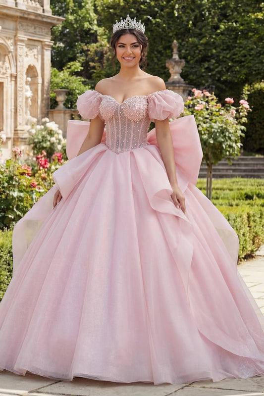 Vestido de Quinceañera con Corsé Rosa con Cuentas, Hombros Descubiertos y Lazo Grande