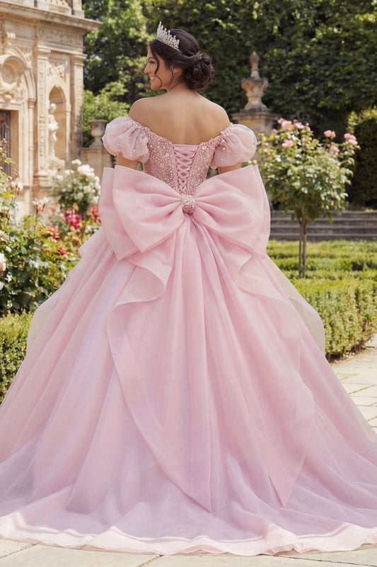 Vestido de Quinceañera con Corsé Rosa con Cuentas, Hombros Descubiertos y Lazo Grande