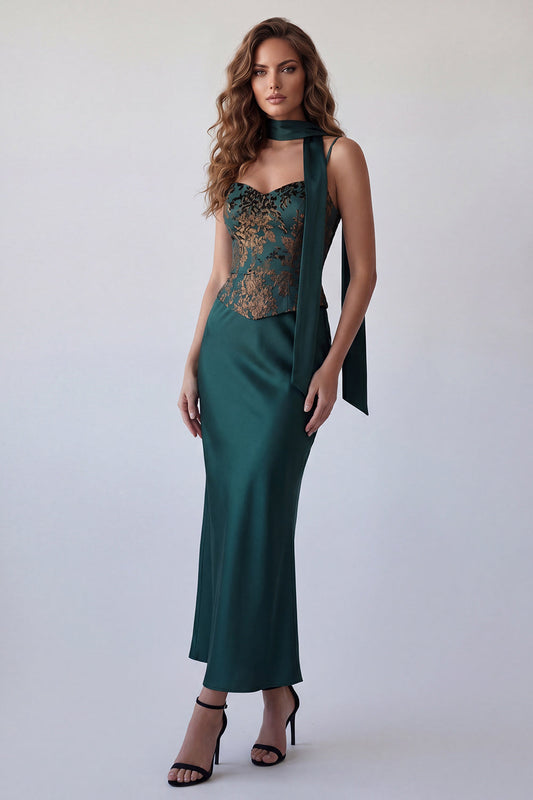 Robe de soirée sirène vert foncé à fines bretelles avec foulard