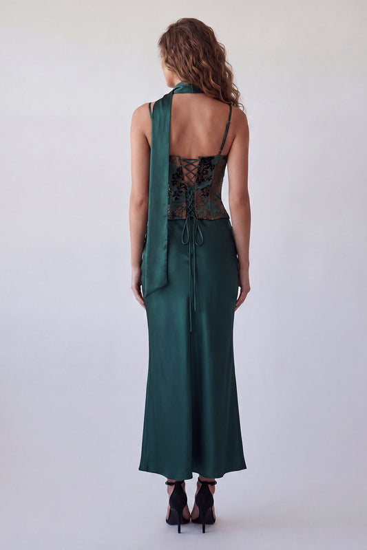 Robe de soirée sirène vert foncé à fines bretelles avec foulard