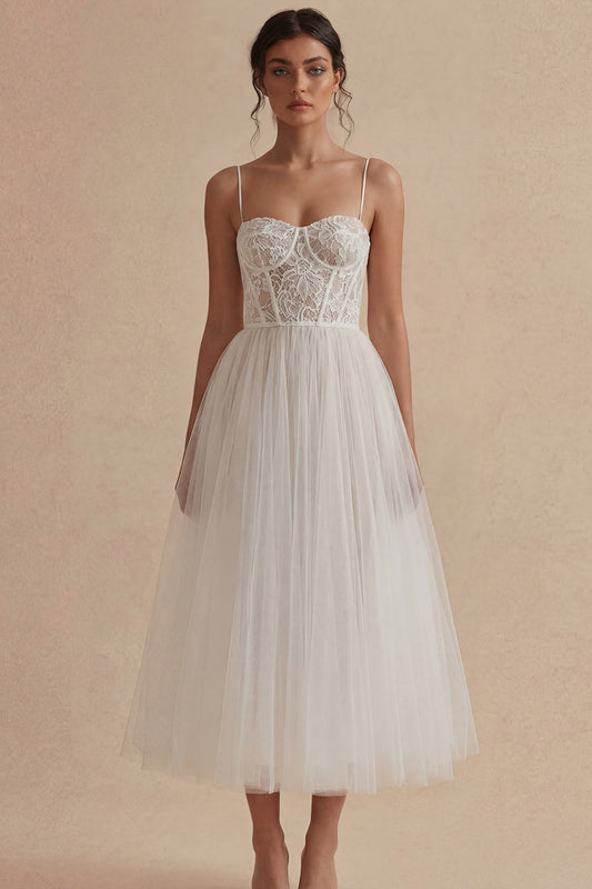 Robe midi de graduation blanche en tulle à fines bretelles, coupe trapèze et corset