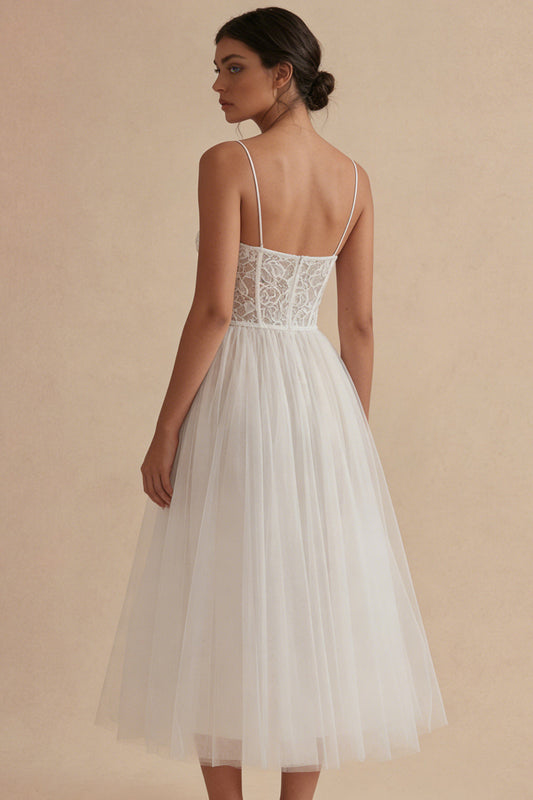 Robe midi de graduation blanche en tulle à fines bretelles, coupe trapèze et corset