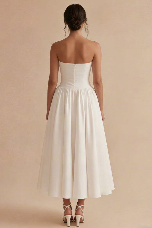 Robe de mariée de plage longue, blanche, bustier et froncée, coupe évasée