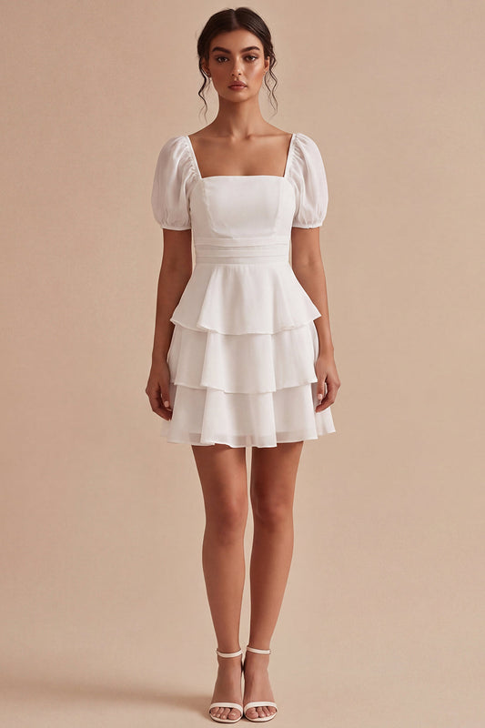 Mini-robe évasée blanche à volants étagés et col carré, avec manches bouffantes