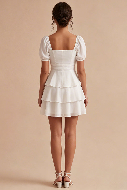 Mini-robe évasée blanche à volants étagés et col carré, avec manches bouffantes