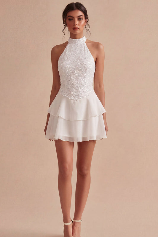 Vestido corto halter blanco con volantes escalonados y lentejuelas en línea A