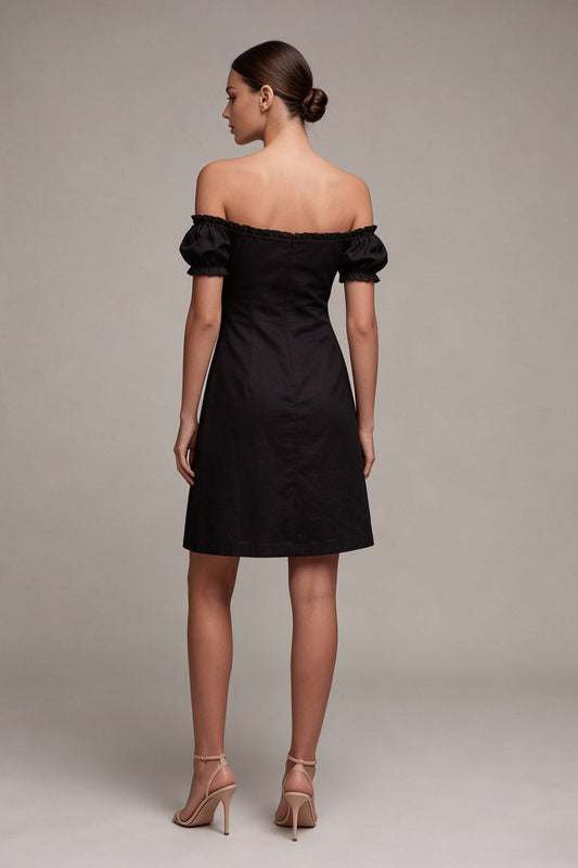 Robe noire courte évasée à volants et épaules dénudées
