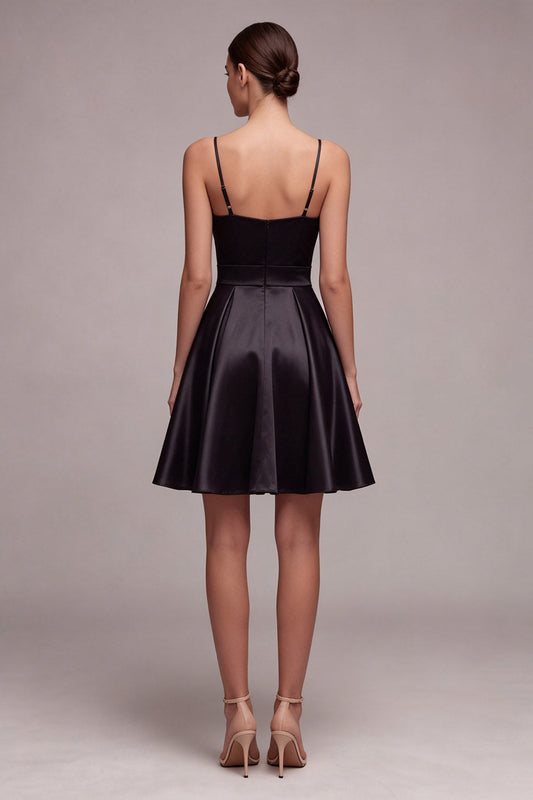 Robe Courte Noire Décolleté Bretelles Fines Froncée Coupe Évasée