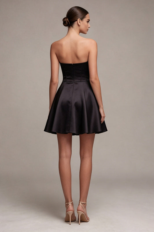 Robe noire courte évasée bustier avec poches