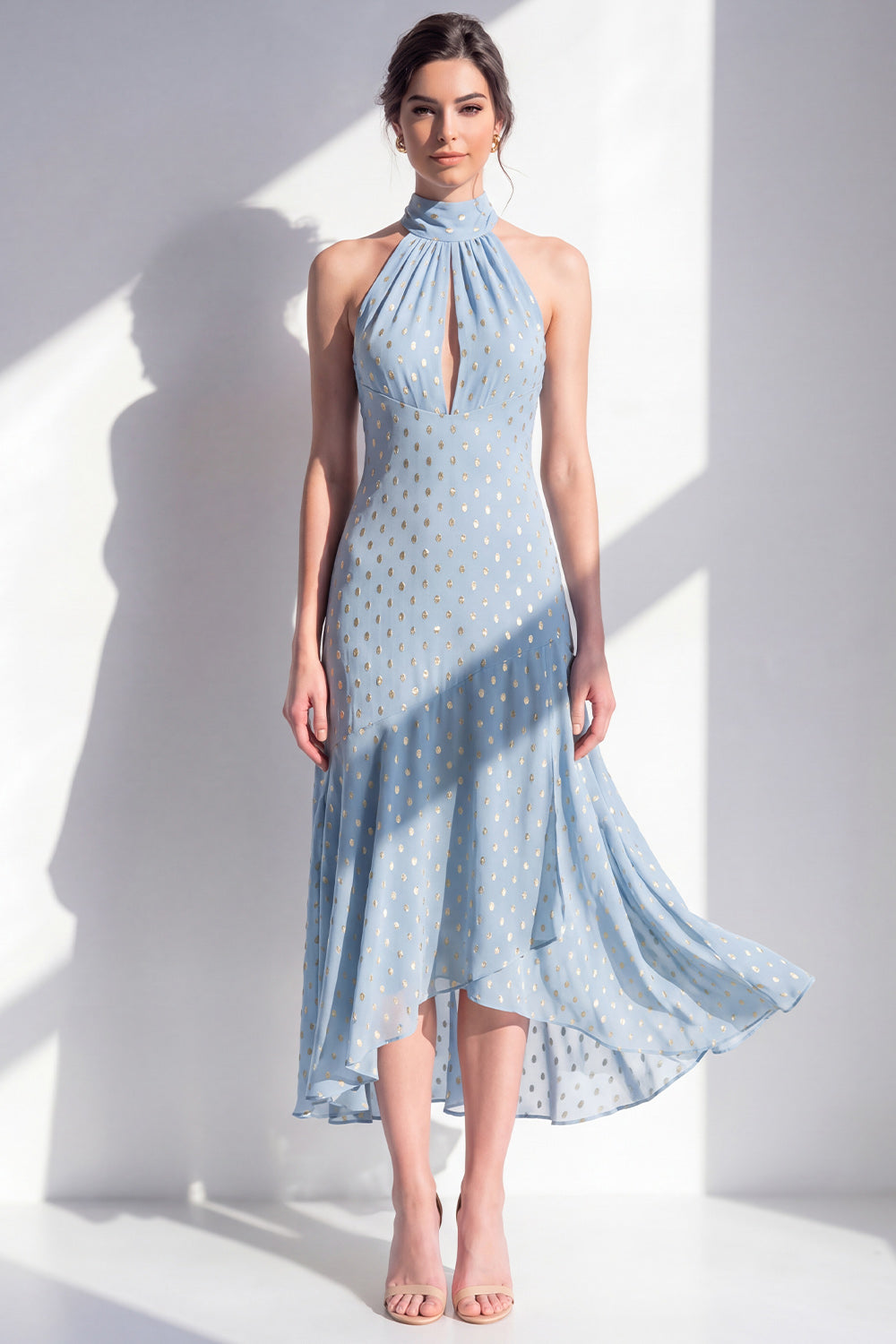 Robe midi en mousseline vert olive, col halter, coupe trapèze
