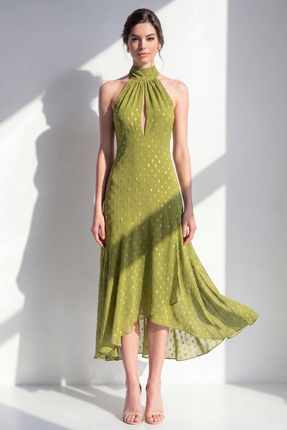 Robe midi en mousseline vert olive, col halter, coupe trapèze