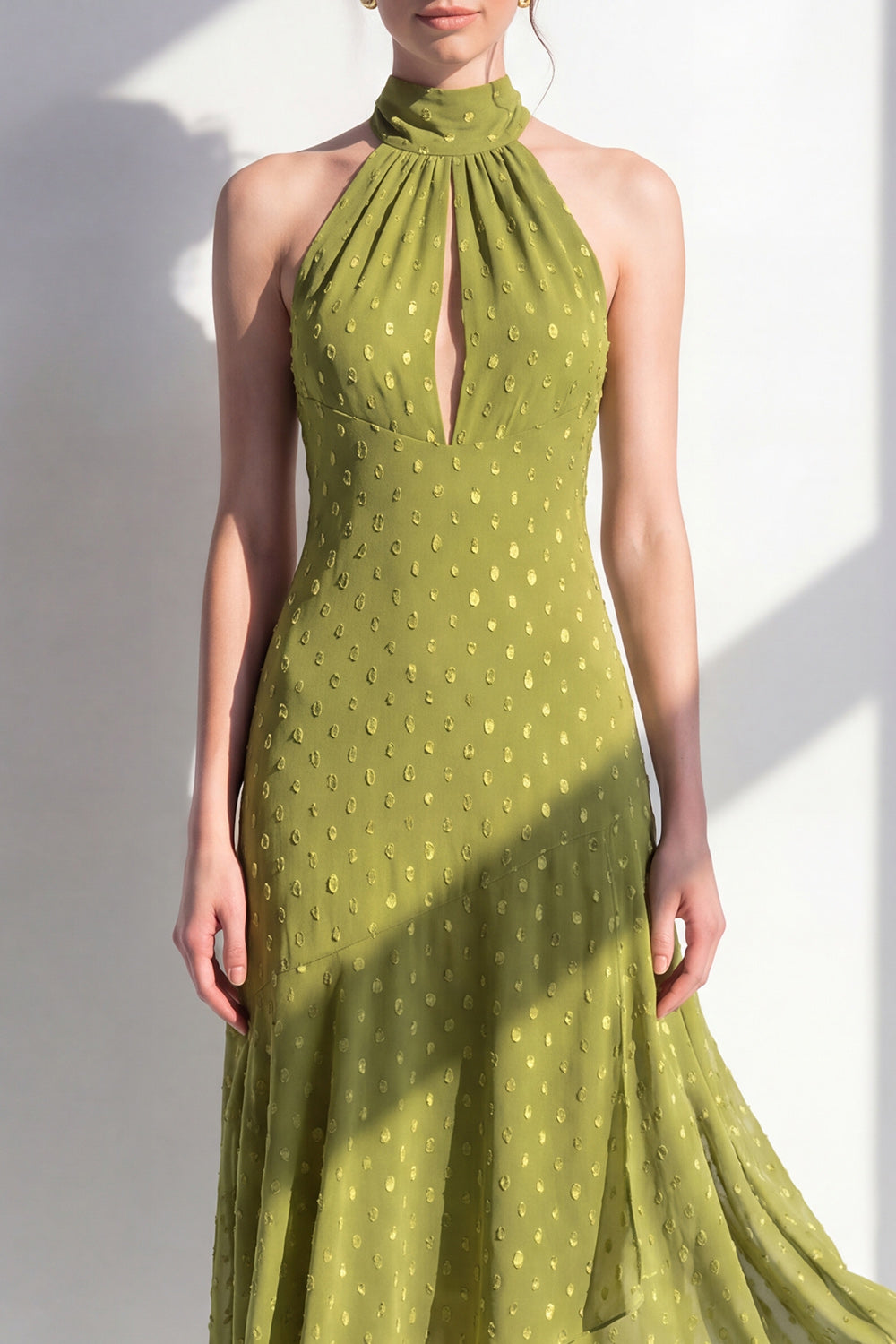 Robe midi en mousseline vert olive, col halter, coupe trapèze