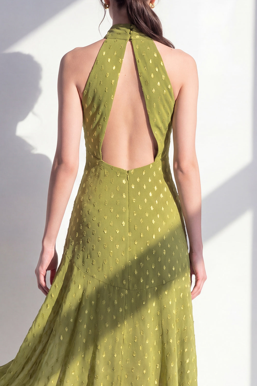 Robe midi en mousseline vert olive, col halter, coupe trapèze