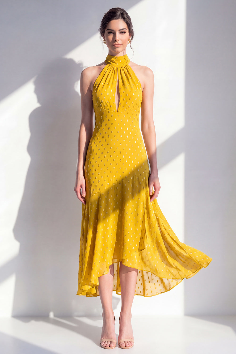 Robe midi en mousseline vert olive, col halter, coupe trapèze