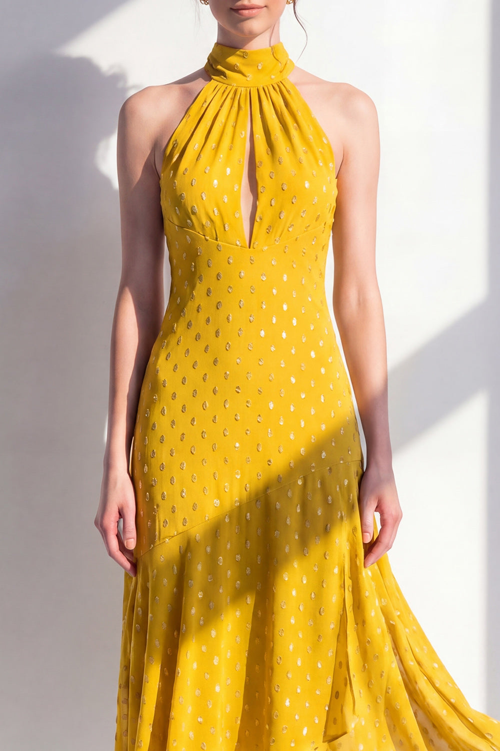 Robe midi en mousseline vert olive, col halter, coupe trapèze