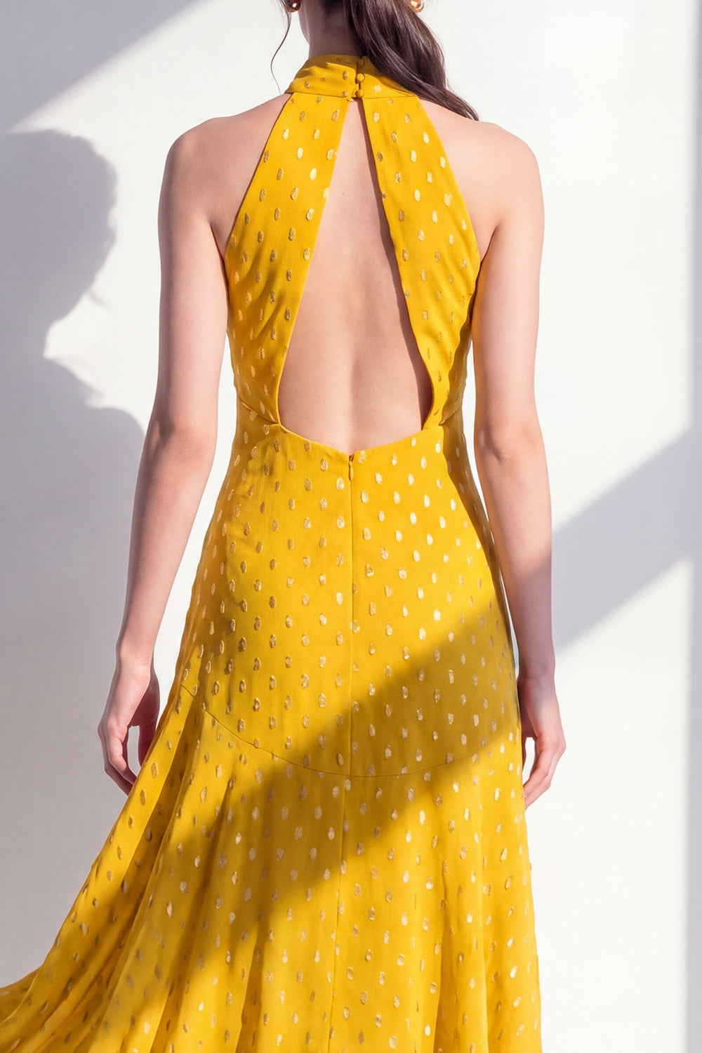 Robe midi en mousseline vert olive, col halter, coupe trapèze