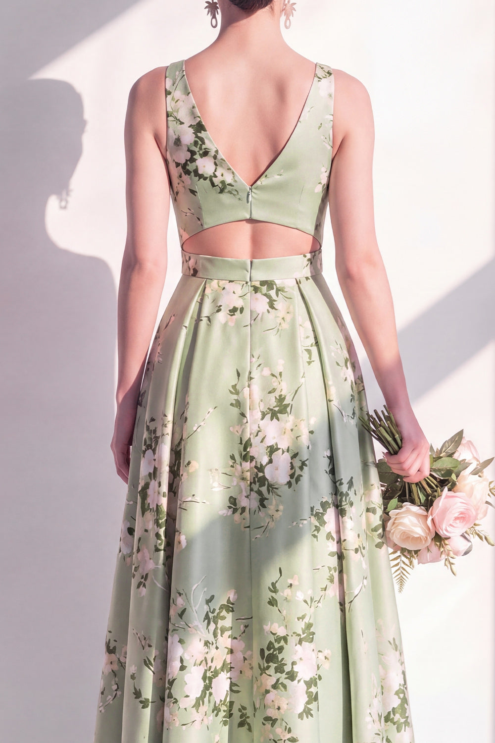 Robe longue de demoiselle d'honneur trapèze en satin vert sauge avec col en V, motif floral et fente