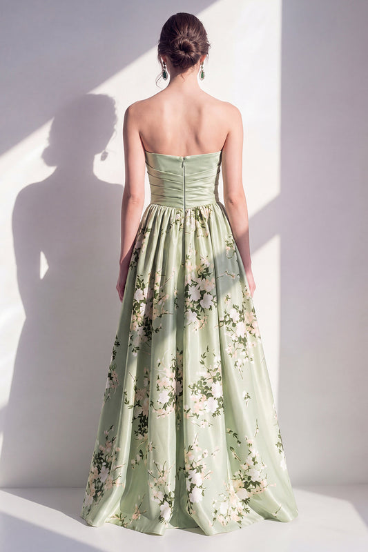 Robe longue de demoiselle d'honneur trapèze en satin vert sauge à imprimé floral, sans bretelles et froncée