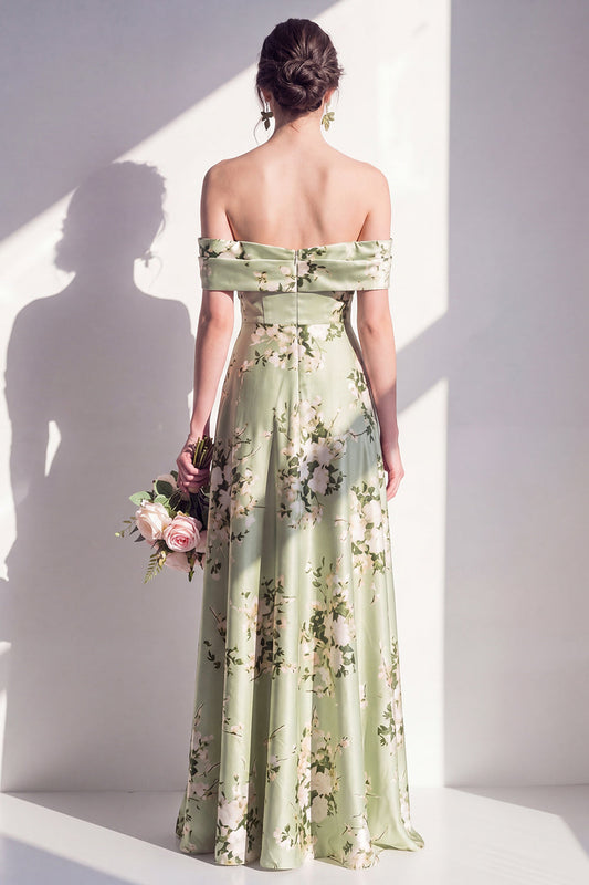Vestido largo de dama de honor verde salvia de satén floral sin hombros con corte en A