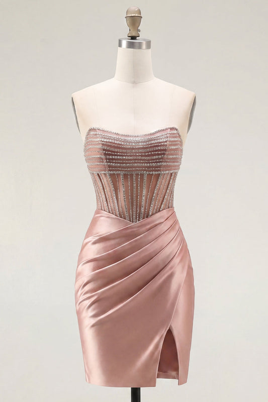 Robe de bal courte en satin fard à joues doux, froncée, corset transparent et perlée, avec fente