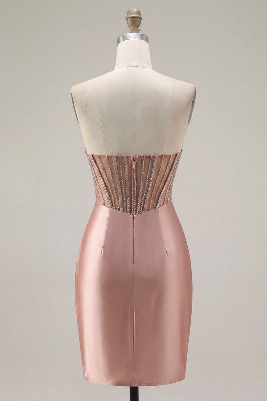 Robe de bal courte en satin fard à joues doux, froncée, corset transparent et perlée, avec fente