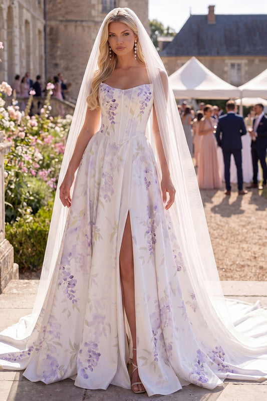 Robe de mariée de plage coupe trapèze avec corset, traîne balayage, fleurs blanches et violettes et voiles