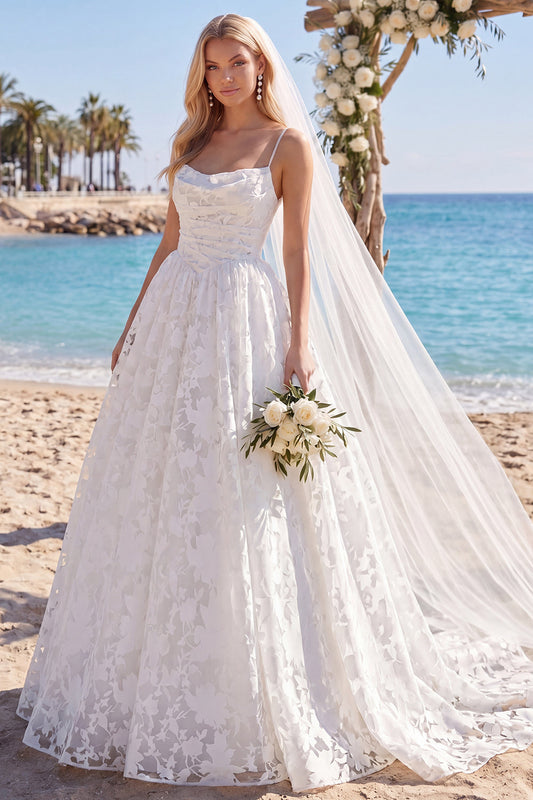 Robe de mariée de plage plissée en dentelle blanche à traîne et voile