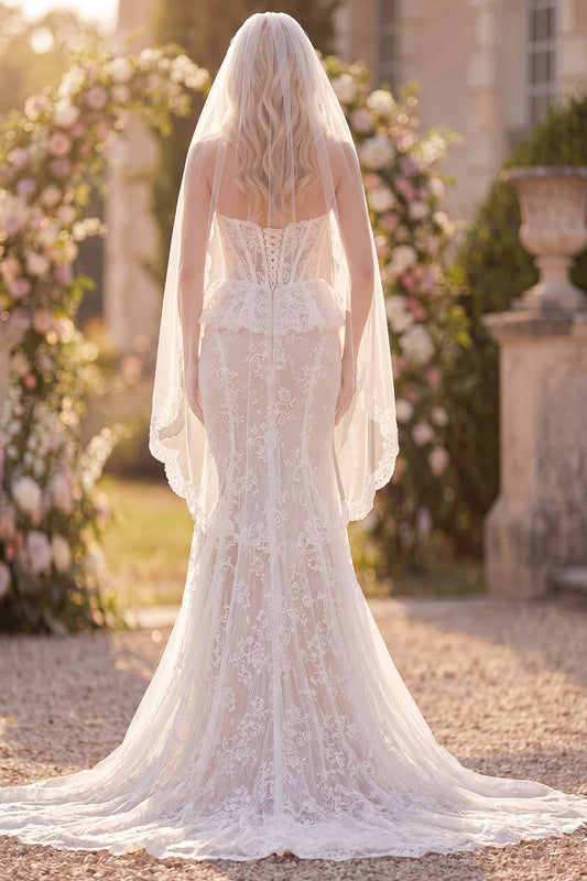 Robe de mariée corset bohème sirène en dentelle florale blanche avec traîne et voiles