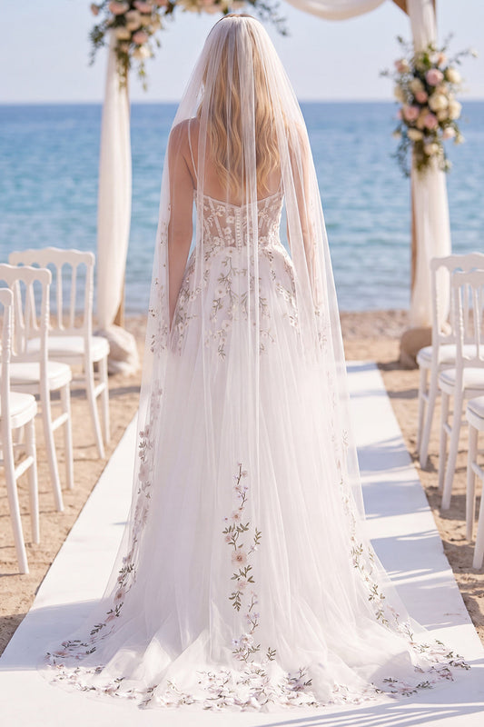 Robe de mariée bustier en tulle ligne A brodée, fleur rose blanche, traîne balayage avec voiles