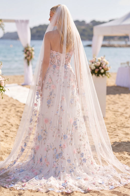 Robe de mariée bustier à traîne, en tulle évasé, ornée de fleurs roses et blanches, avec voiles