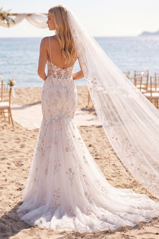 Robe de mariée sirène blanche et rose avec corsage, traîne balayage et voiles
