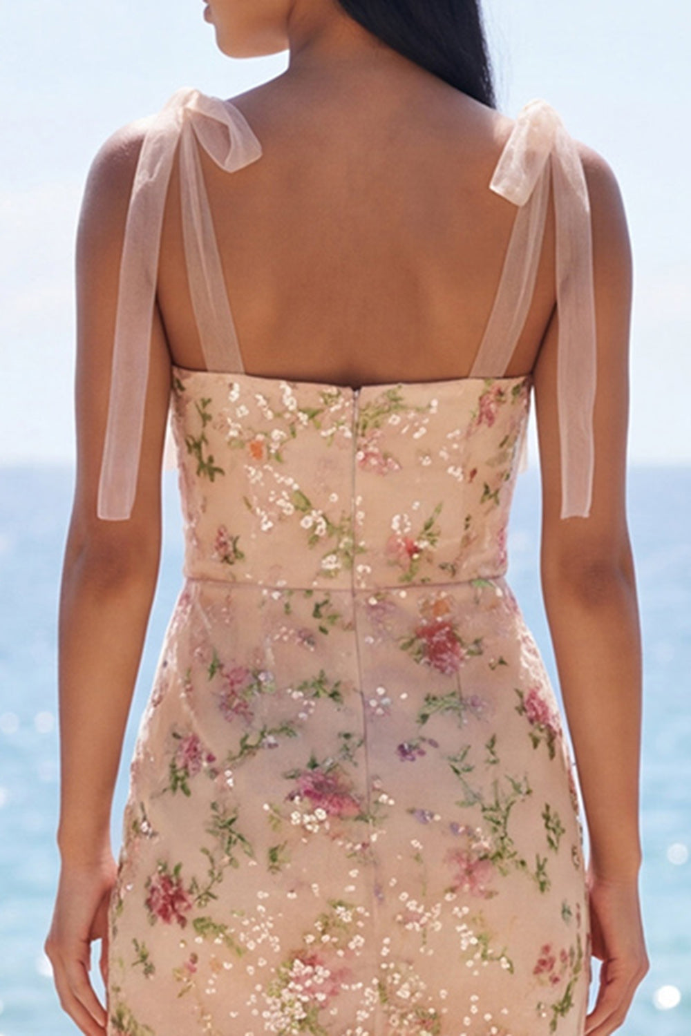 Robe mi-longue évasée à paillettes avec bretelles spaghetti, motifs floraux et fente, coloris champagne scintillant