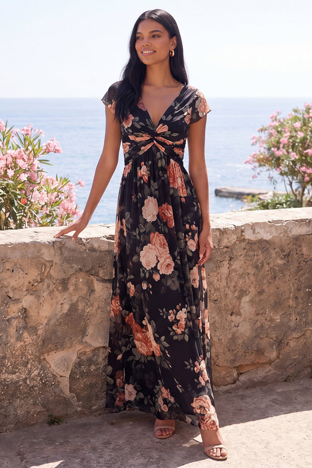 Robe longue noire en mousseline de soie coupe trapèze avec col en V, fronces, motif floral et manches courtes